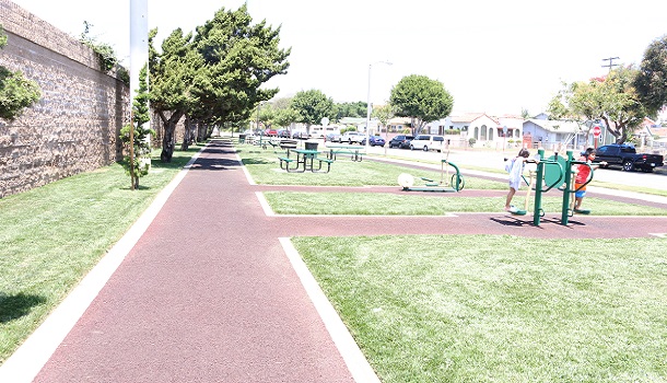 Rubberway Pervious Pavement Rubber Trail at Ashwood Fitness Park is non-slip, flexible, and comfortable for walking and jogging